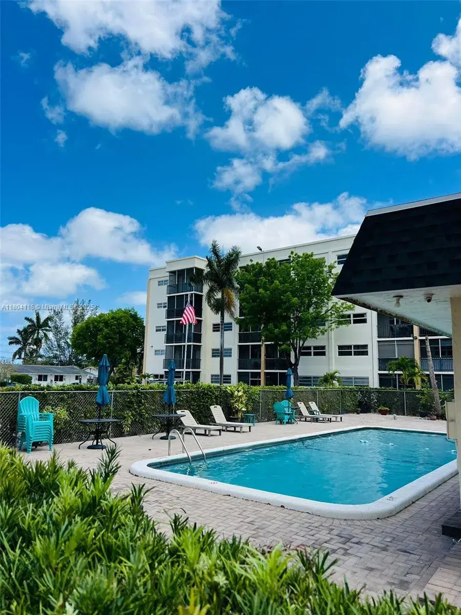1 bedroom 1 bath Residential Lease for rent at 220 SW 9th Ave # 117, Hallandale Beach FL 33009