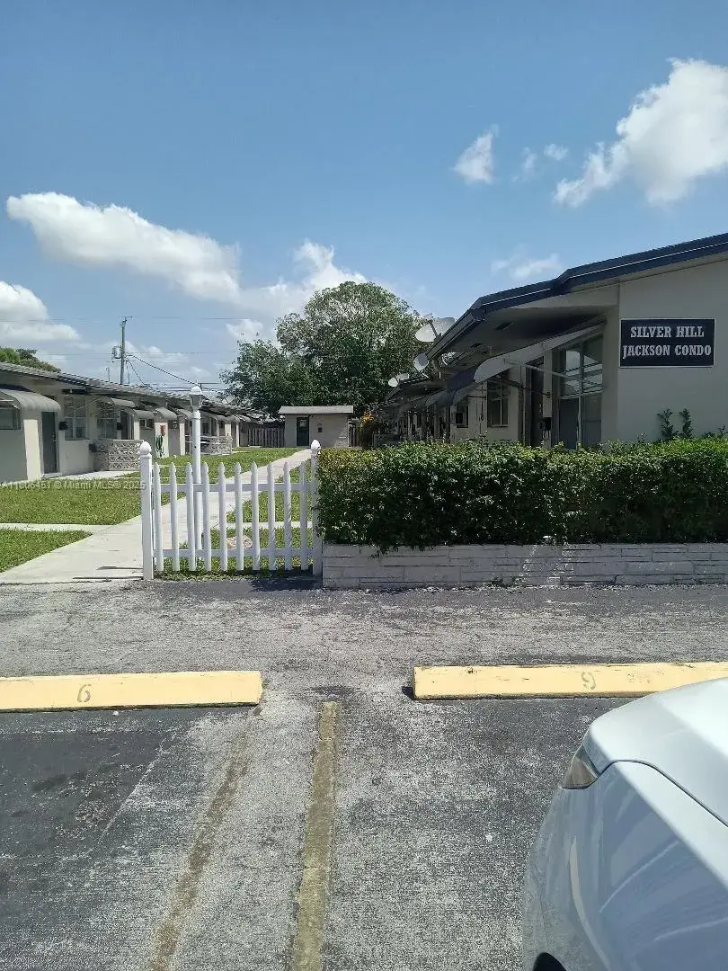 1 bedroom 1 bath Residential for sale at 2901 Jackson St # 3, Hollywood FL 33020