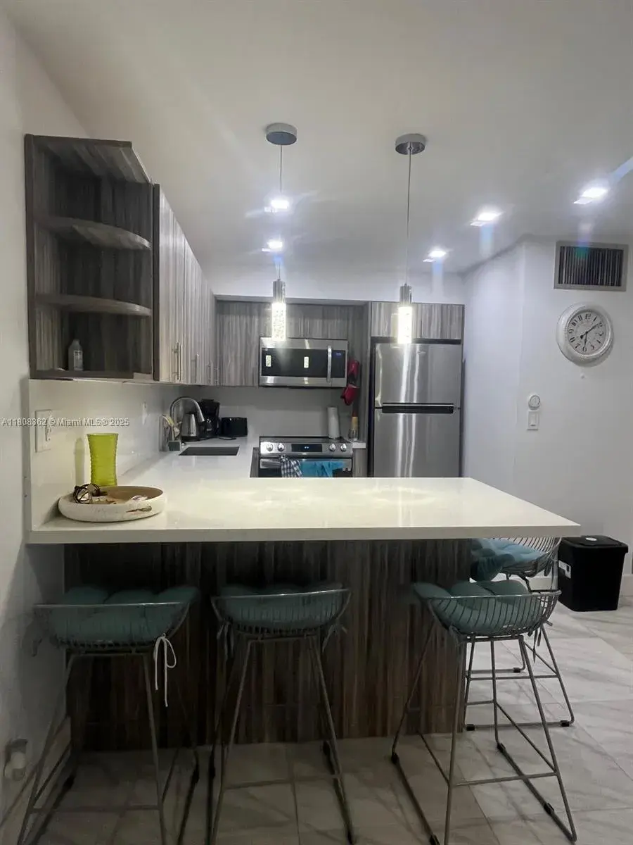 2 bedroom 1 bath Residential for sale at 2145 Pierce St # 422, Hollywood FL 33020