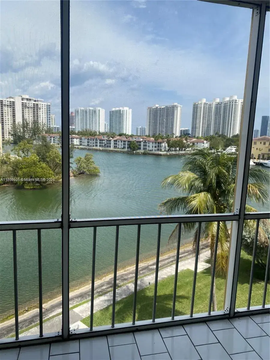 3030 Marcos Dr # T504, Aventura FL 33160