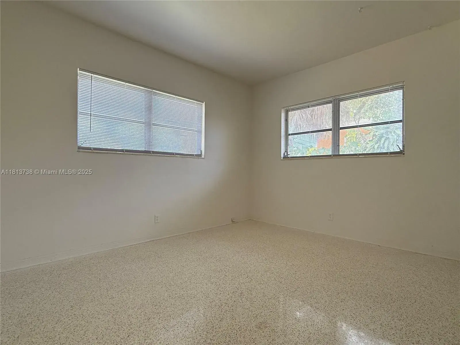 27 SW 5th St, Hallandale Beach FL 33009