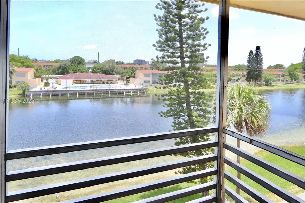 2880 NE 203rd St # 31, Aventura FL 33180