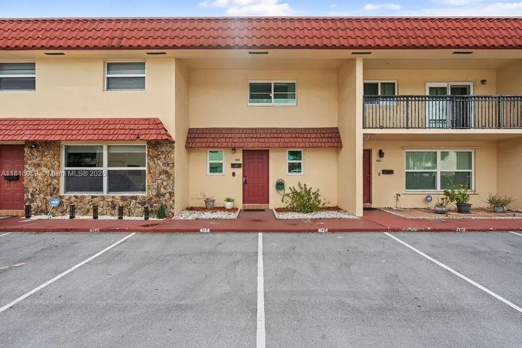2 bedroom 1 bath Residential for sale at 4124 SW 65th Ave # 69, Davie FL 33314