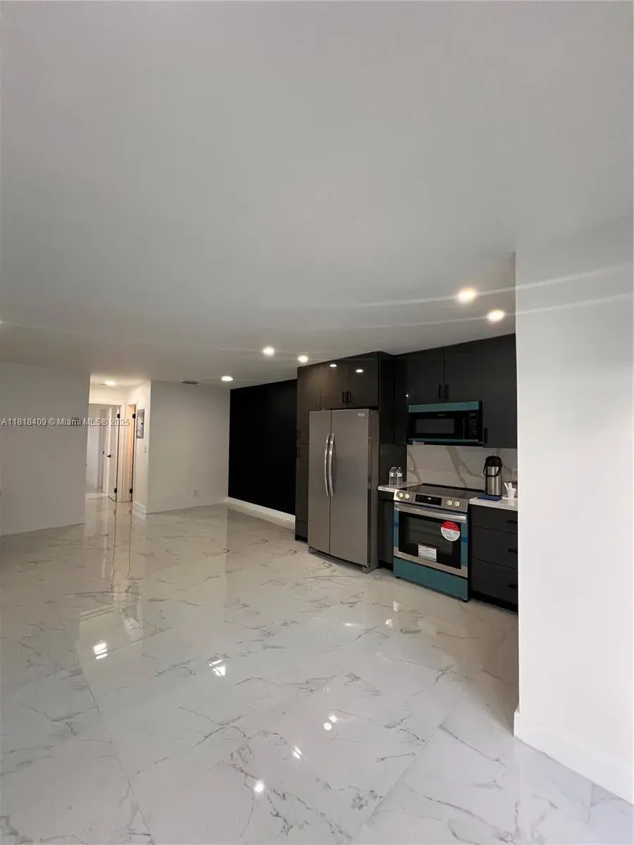 1 bedroom 1 bath Residential for sale at 1818 Rodman St # 2D, Hollywood FL 33020