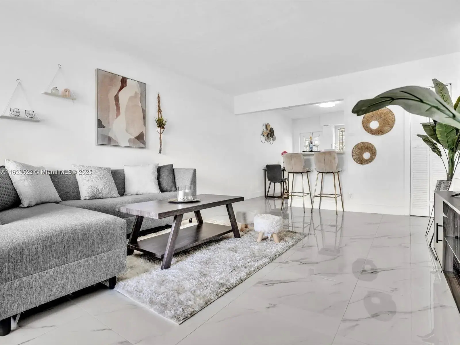 2 bedroom 1 bath Residential Lease for rent at 1092 SW 3rd St # 1092, Hallandale Beach FL 33009