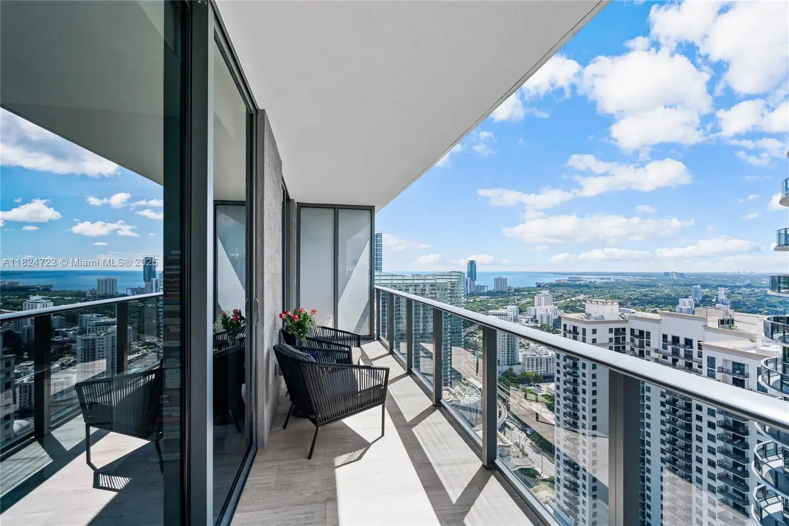 1 bedroom 1 bath Residential for sale at 45 SW 9th St # 4007, Miami FL 33130