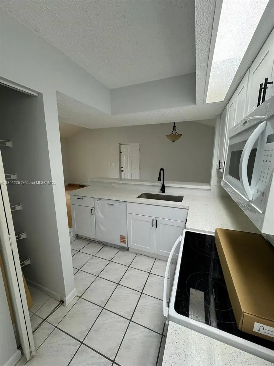 18880 NW 57th Ave # 306, Hialeah FL 33015