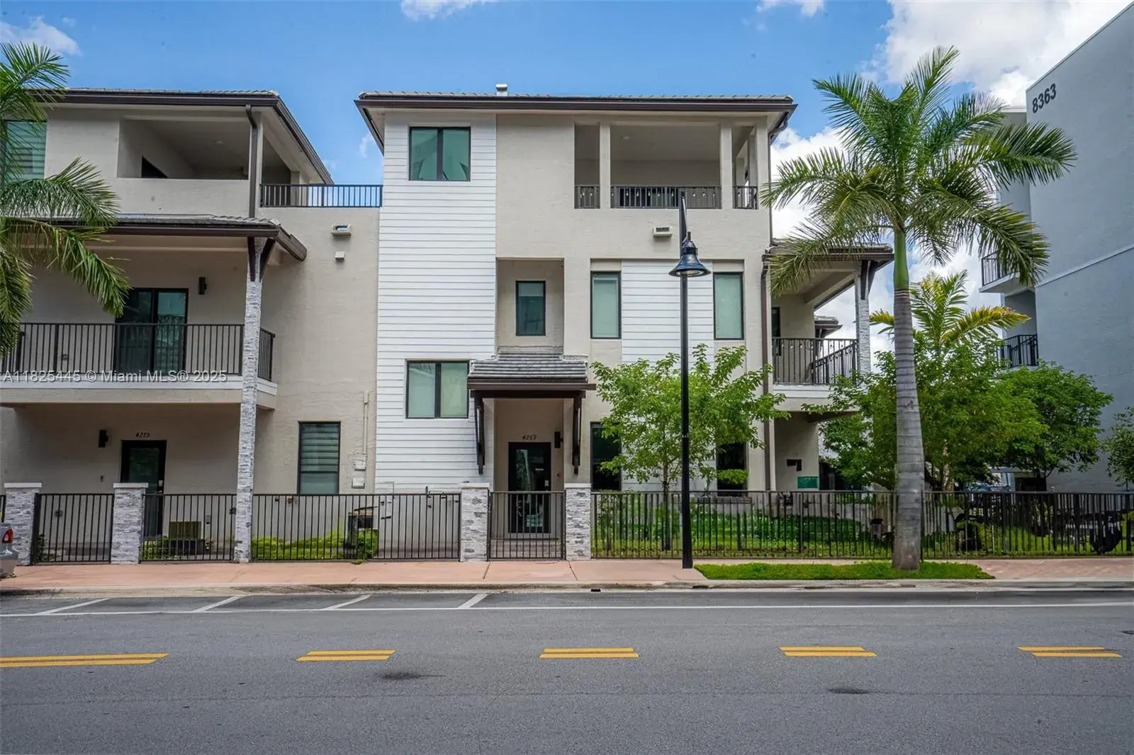 3 bedroom 3 bath Residential for sale at 4269 NW 83rd Path, Doral FL 33166