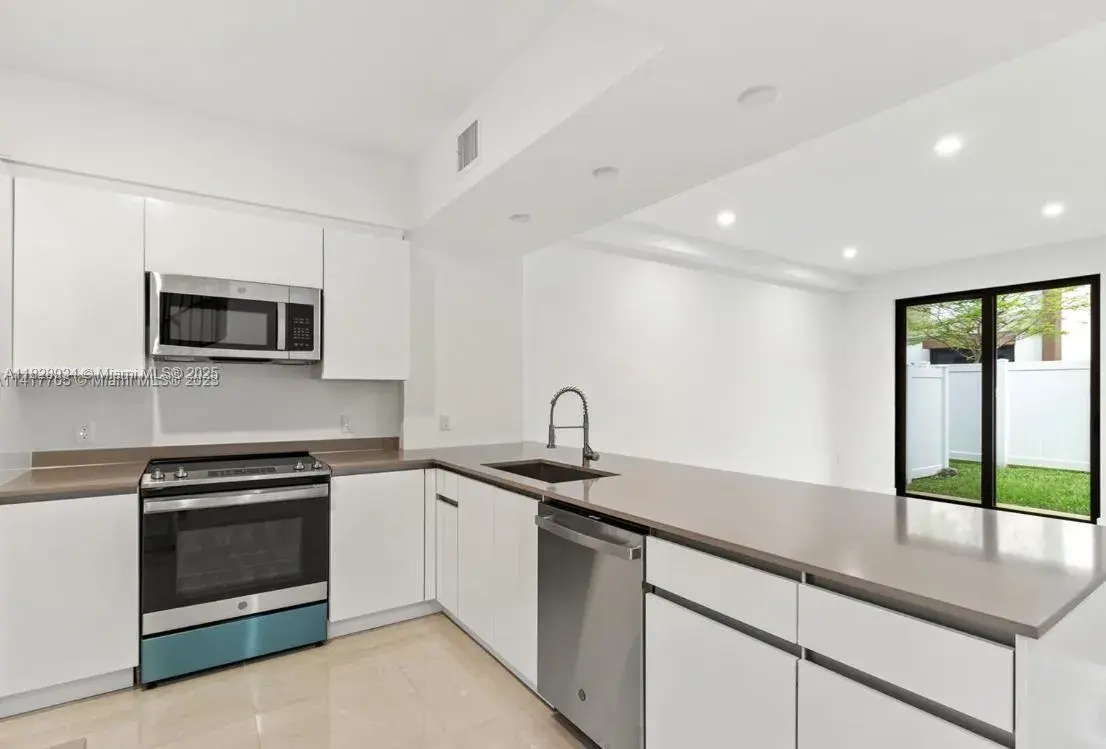 3 bedroom 2 bath Residential for sale at 4130 N Oak Pl # 4130, Dania Beach FL 33314