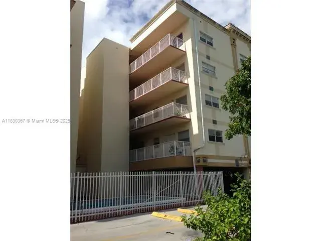 1 bedroom 1 bath Residential for sale at 2008 Jackson St # D2, Hollywood FL 33020