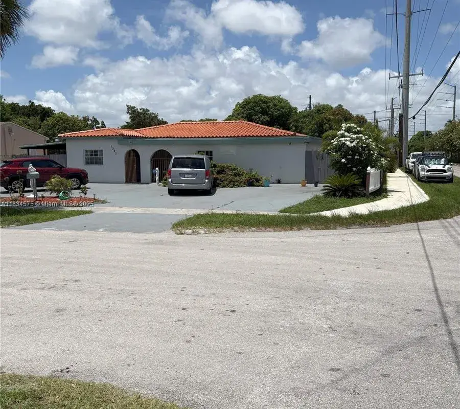 1385 NE 130th St, North Miami FL 33161