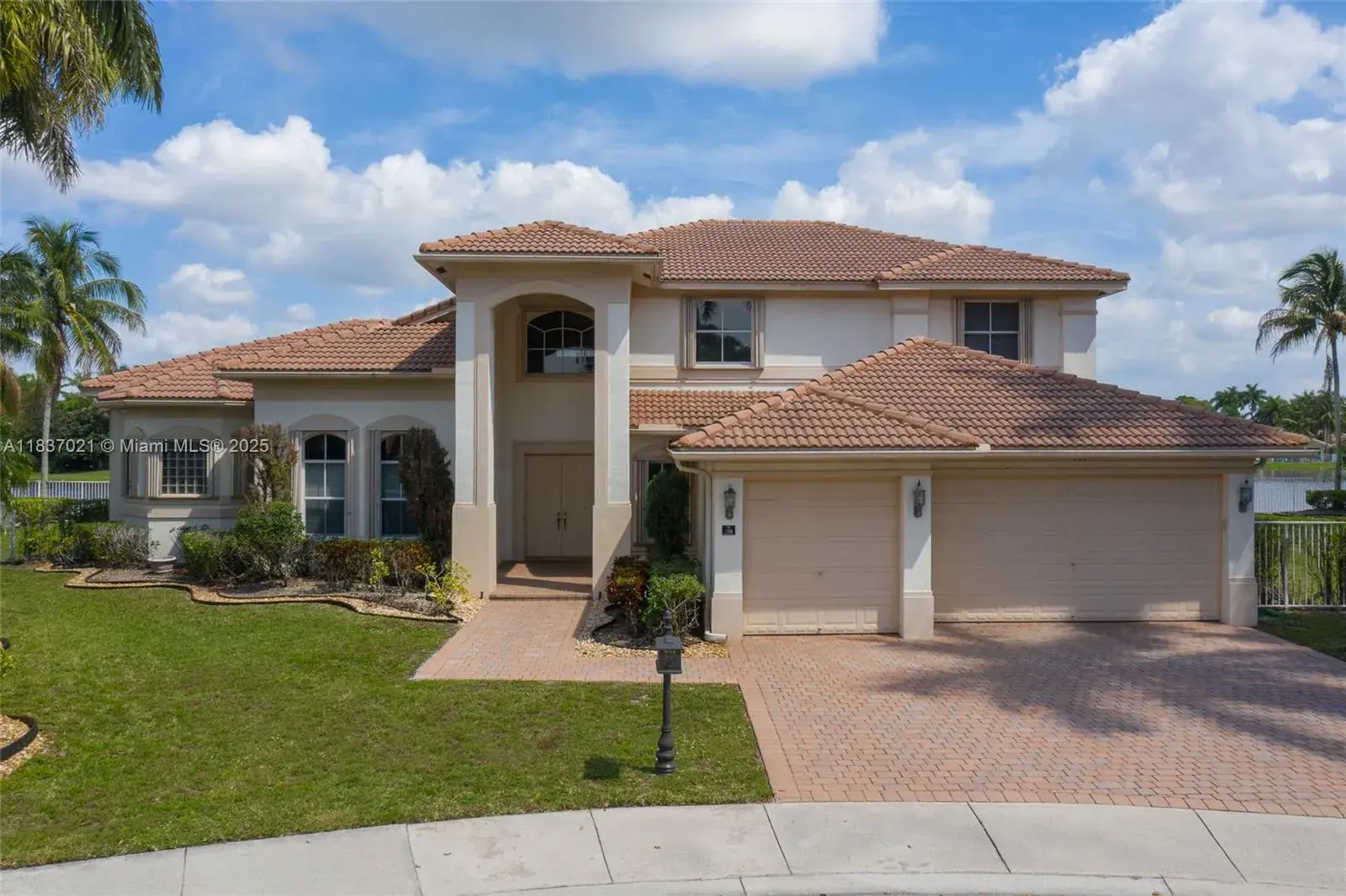 8 bedroom 4 bath Residential for sale at 934 Gulfstream Ct, Weston FL 33327