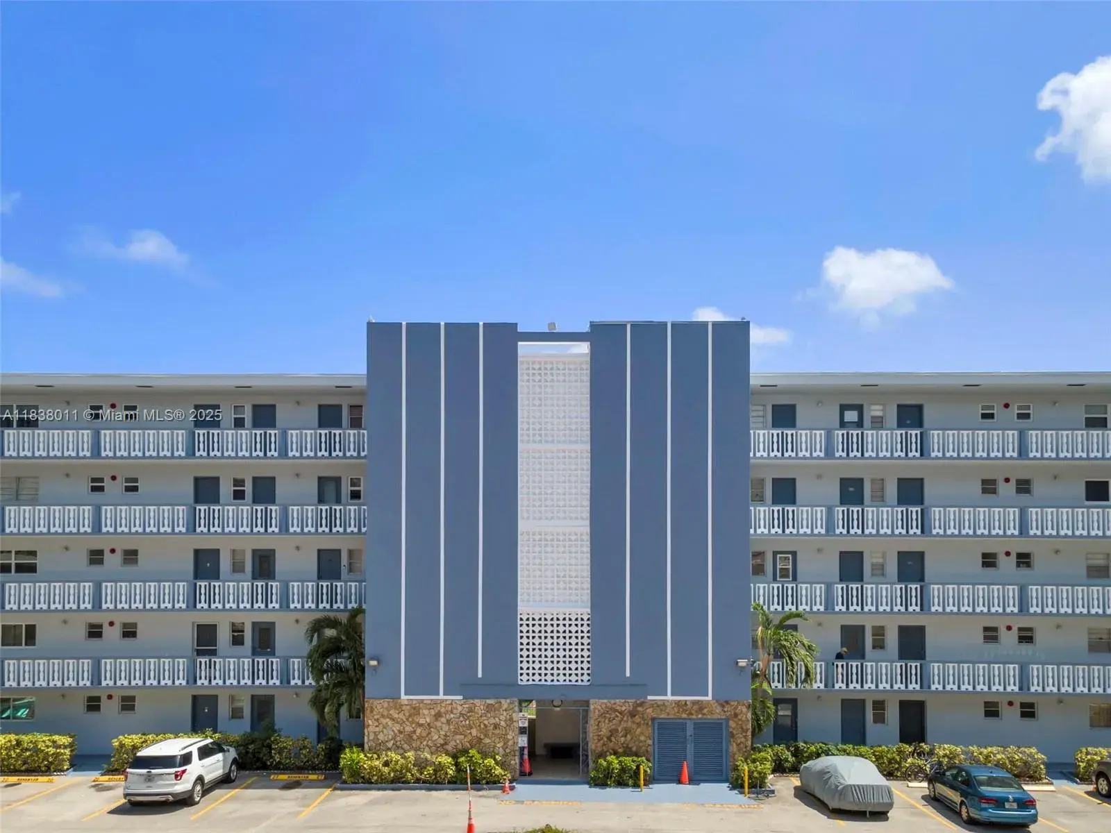 2 bedroom 2 bath Residential for sale at 233 NE 14th Ave # 108, Hallandale Beach FL 33009