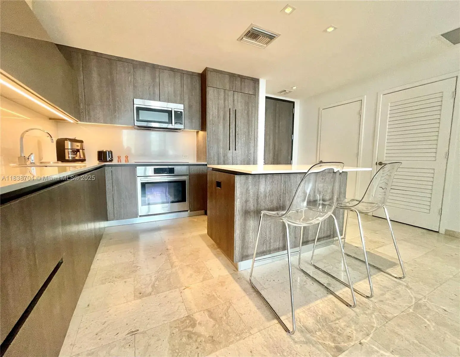 2 bedroom 2 bath Residential for sale at 88 SW 7th St # 1805, Miami FL 33130