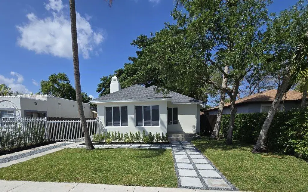 1923 NW 48th St, Miami FL 33142