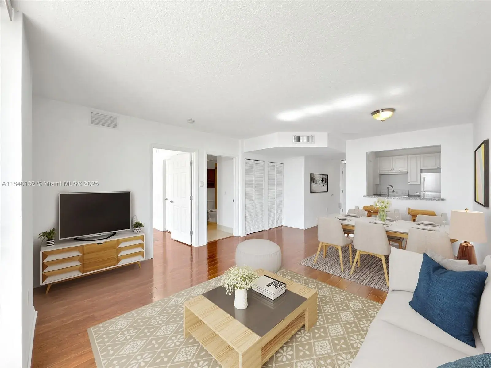 900 SW 8th St, Miami FL 33130