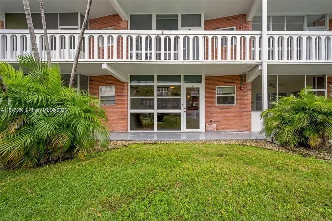 1 bedroom 1 bath Residential Lease for rent at 141 NE 10th Ave # 20A, Hallandale Beach FL 33009