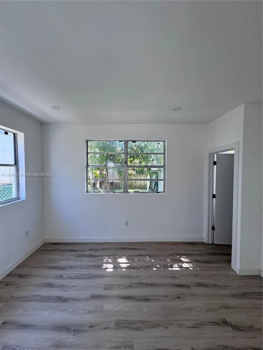 950 79th Ter, Miami Beach FL 33141