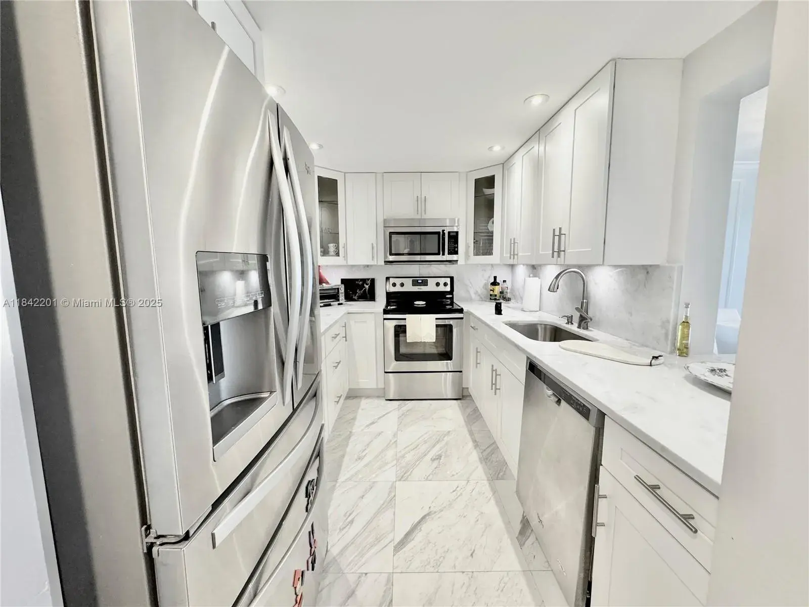 1 bedroom 1 bath Residential for sale at 1400 Sheridan St # 23J, Hollywood FL 33020