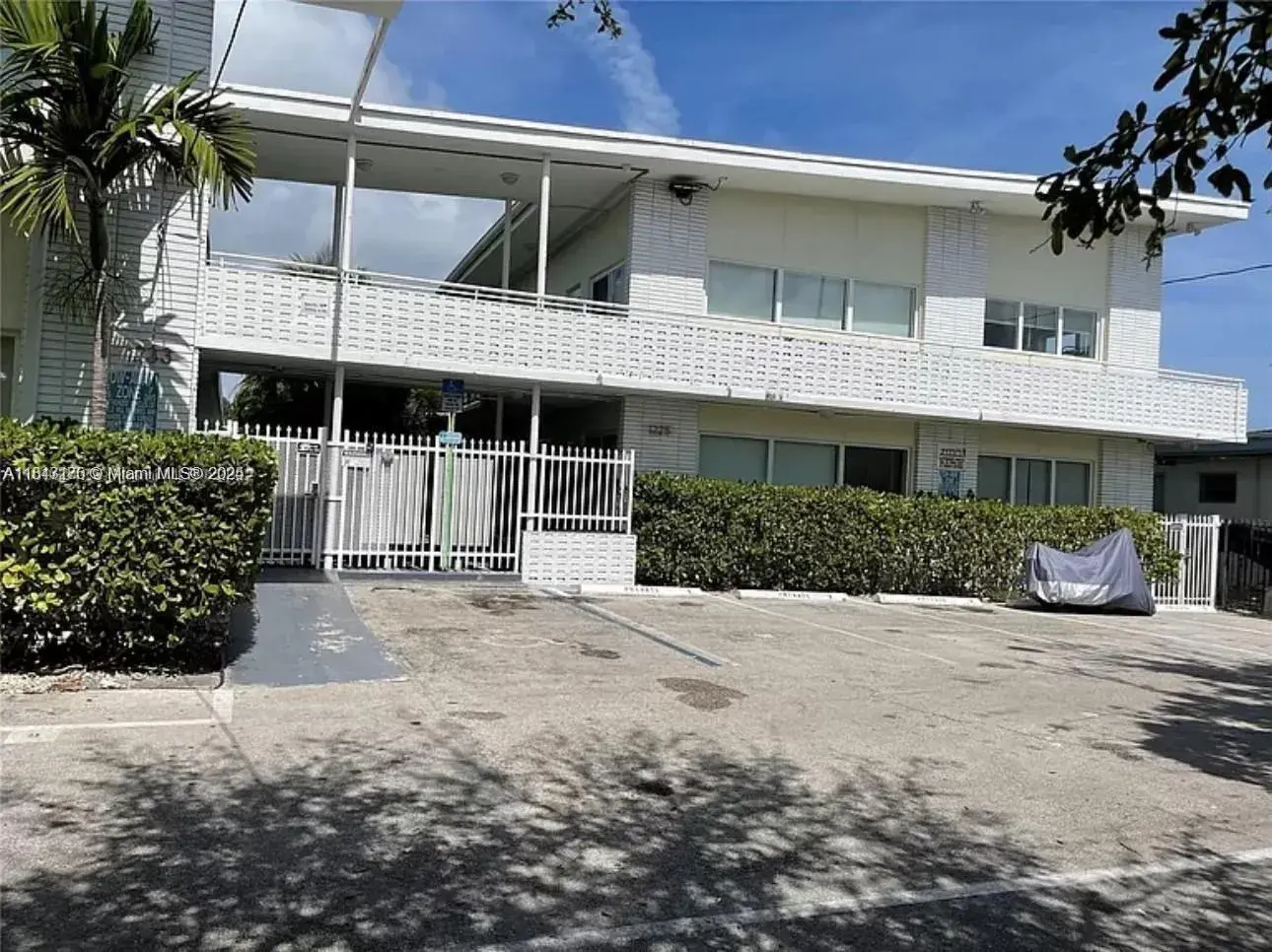 1 bedroom 1 bath Residential for sale at 1225 Marseille Dr # 18, Miami Beach FL 33141