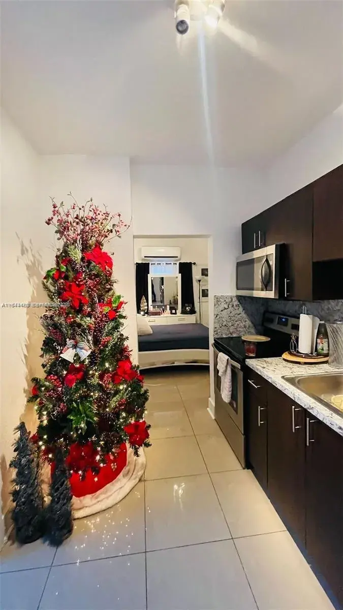 876 SW 2nd St, Miami FL 33130