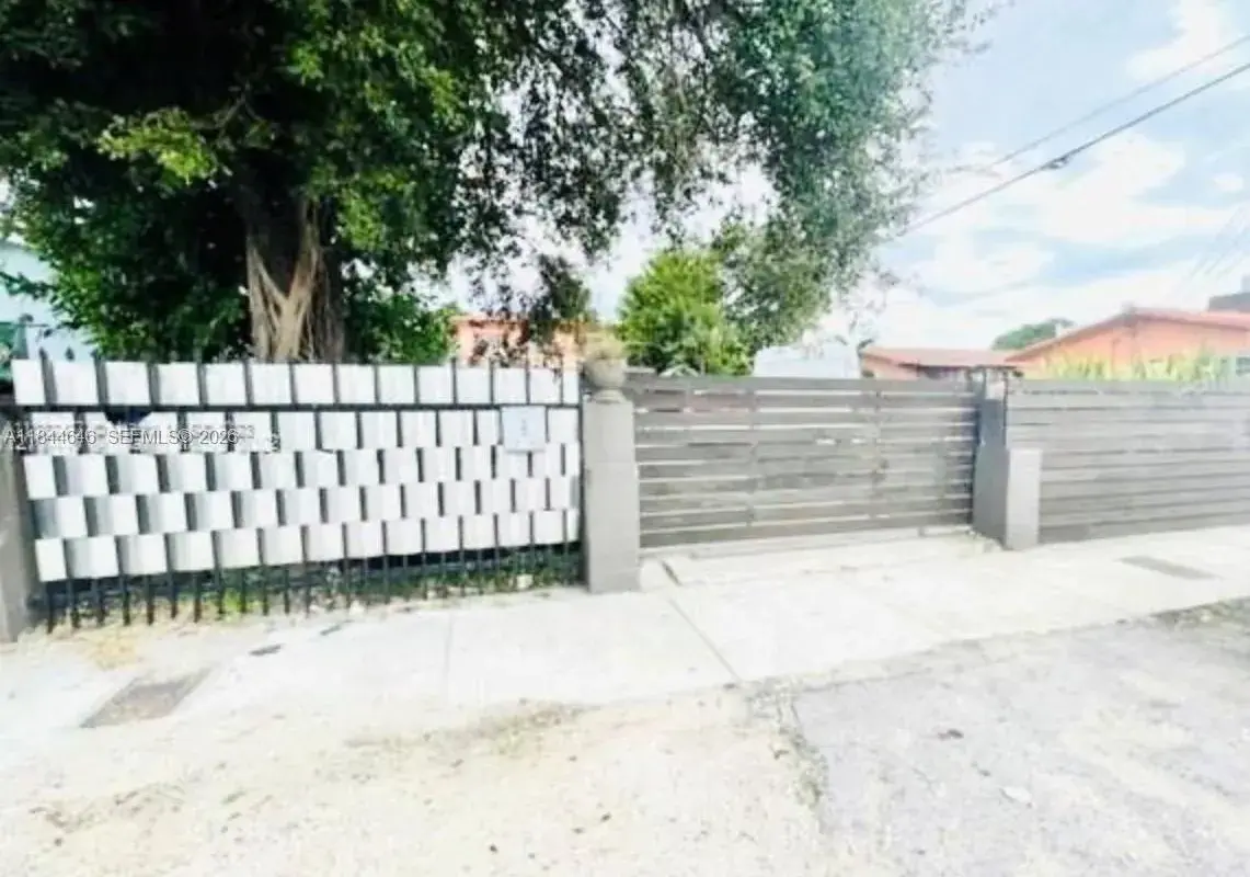 2215 NW 33rd St, Miami FL 33142