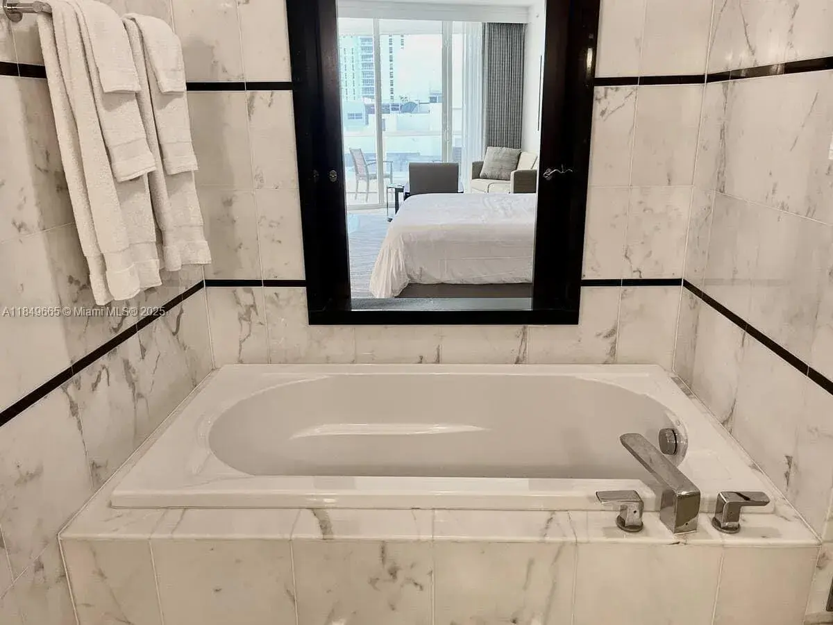 4391 Collins Ave # 918, Miami Beach FL 33140