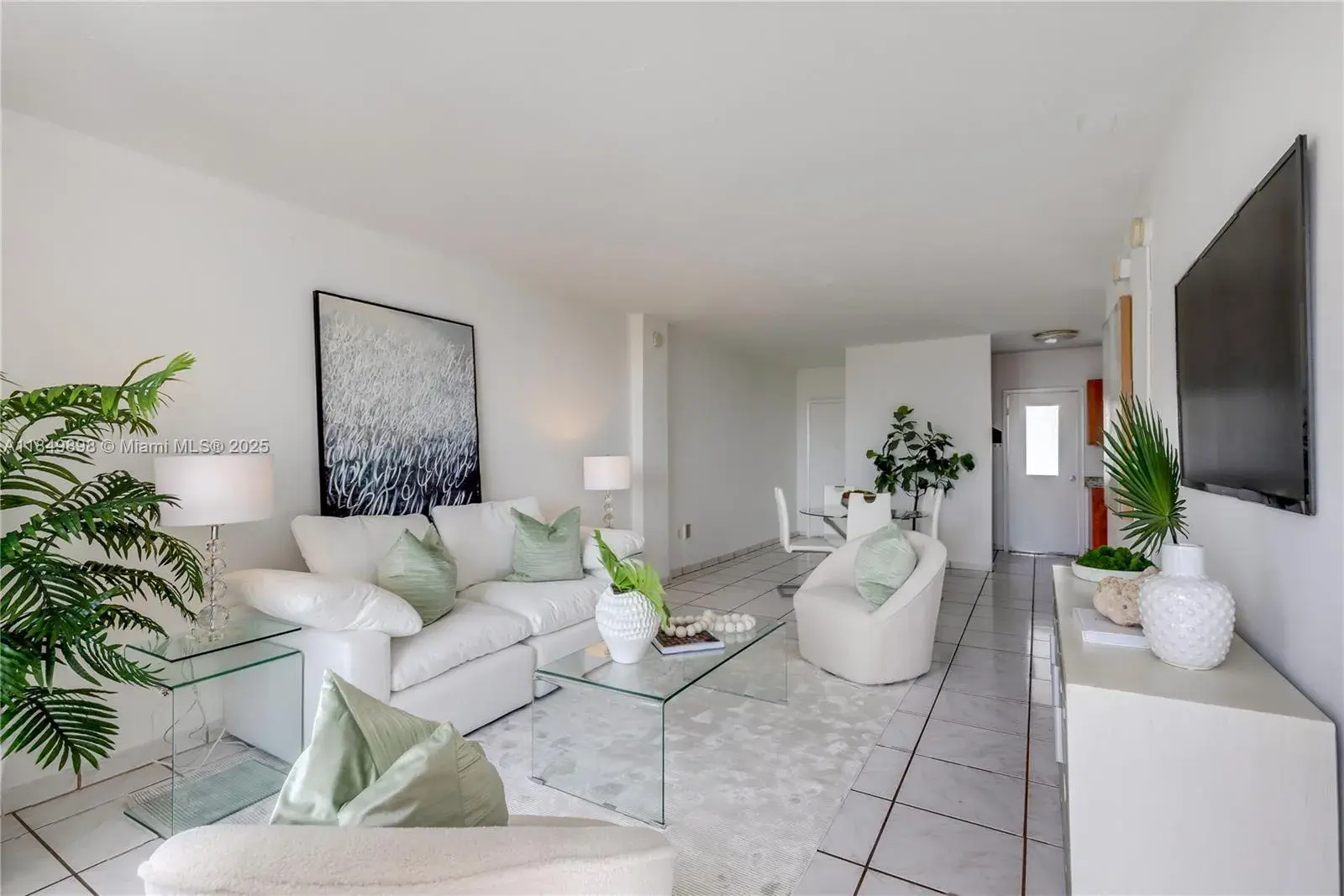 1 bedroom 1 bath for sale at 1300 Lincoln Rd # B802, Miami Beach FL 33139
