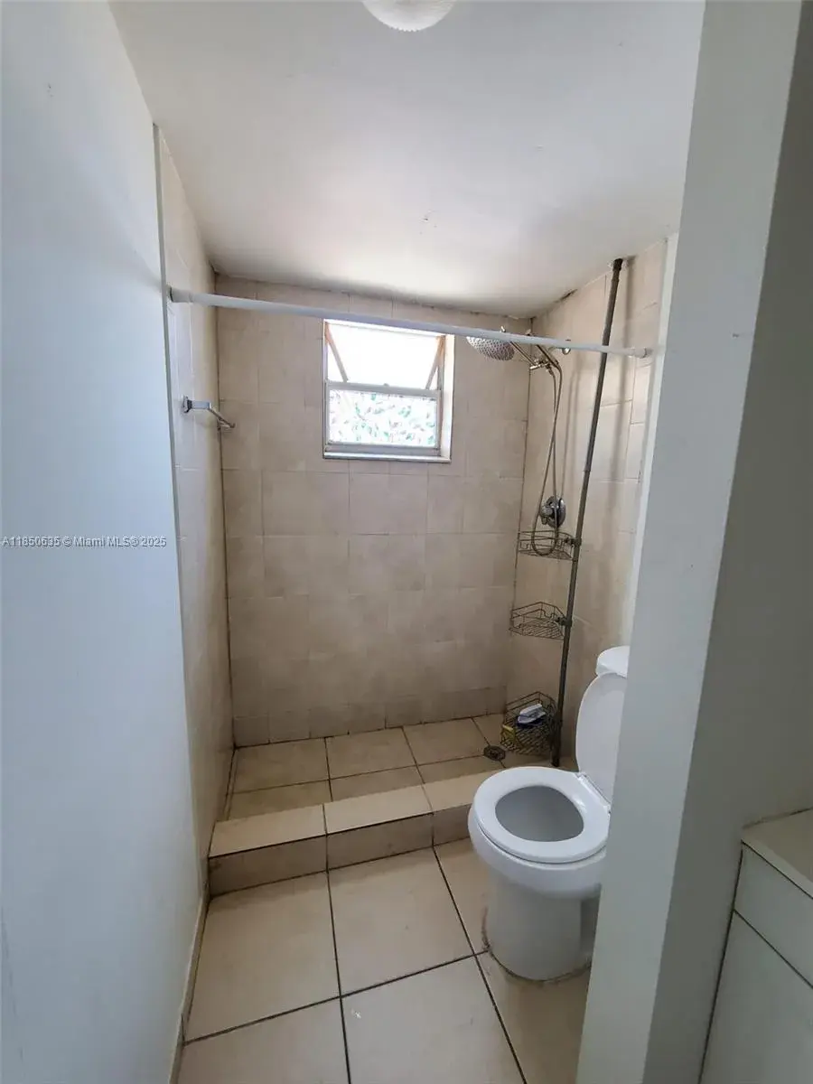1100 NE 1st Ct # 106, Hallandale Beach FL 33009