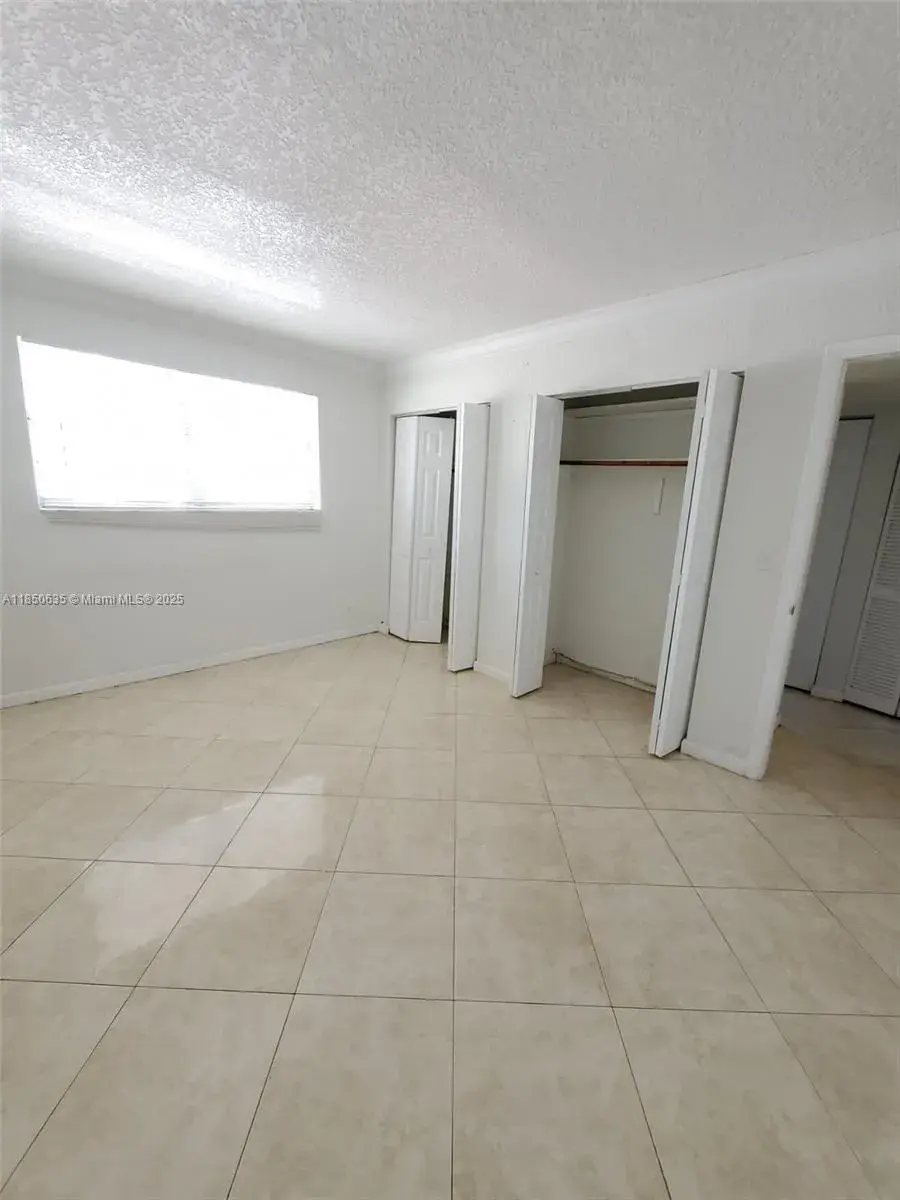 1100 NE 1st Ct # 106, Hallandale Beach FL 33009