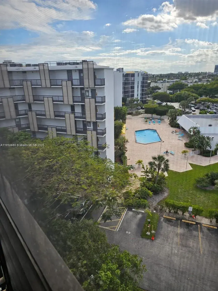 1 bedroom 1 bath Residential for sale at 20500 W Country Club Dr # 804, Aventura FL 33180
