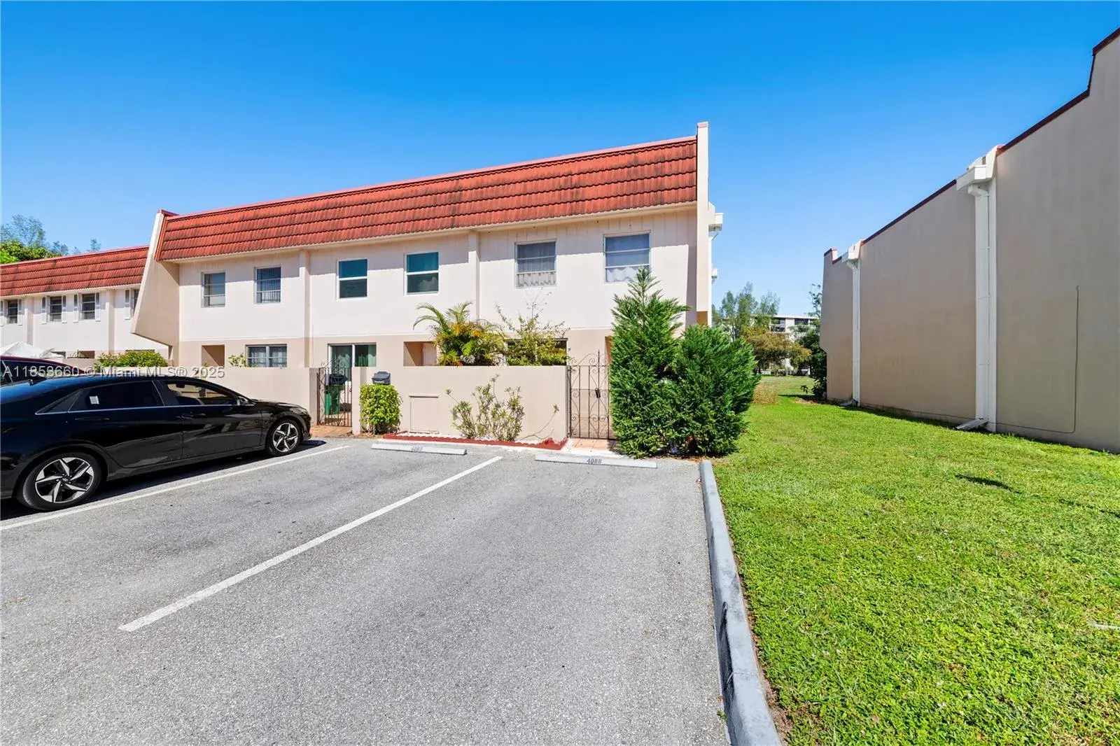 4088 Inverrary Dr # 11F, Lauderhill FL 33319