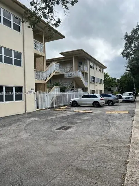 2 bedroom 1 bath Residential for sale at 1958 Monroe St # 208, Hollywood FL 33020