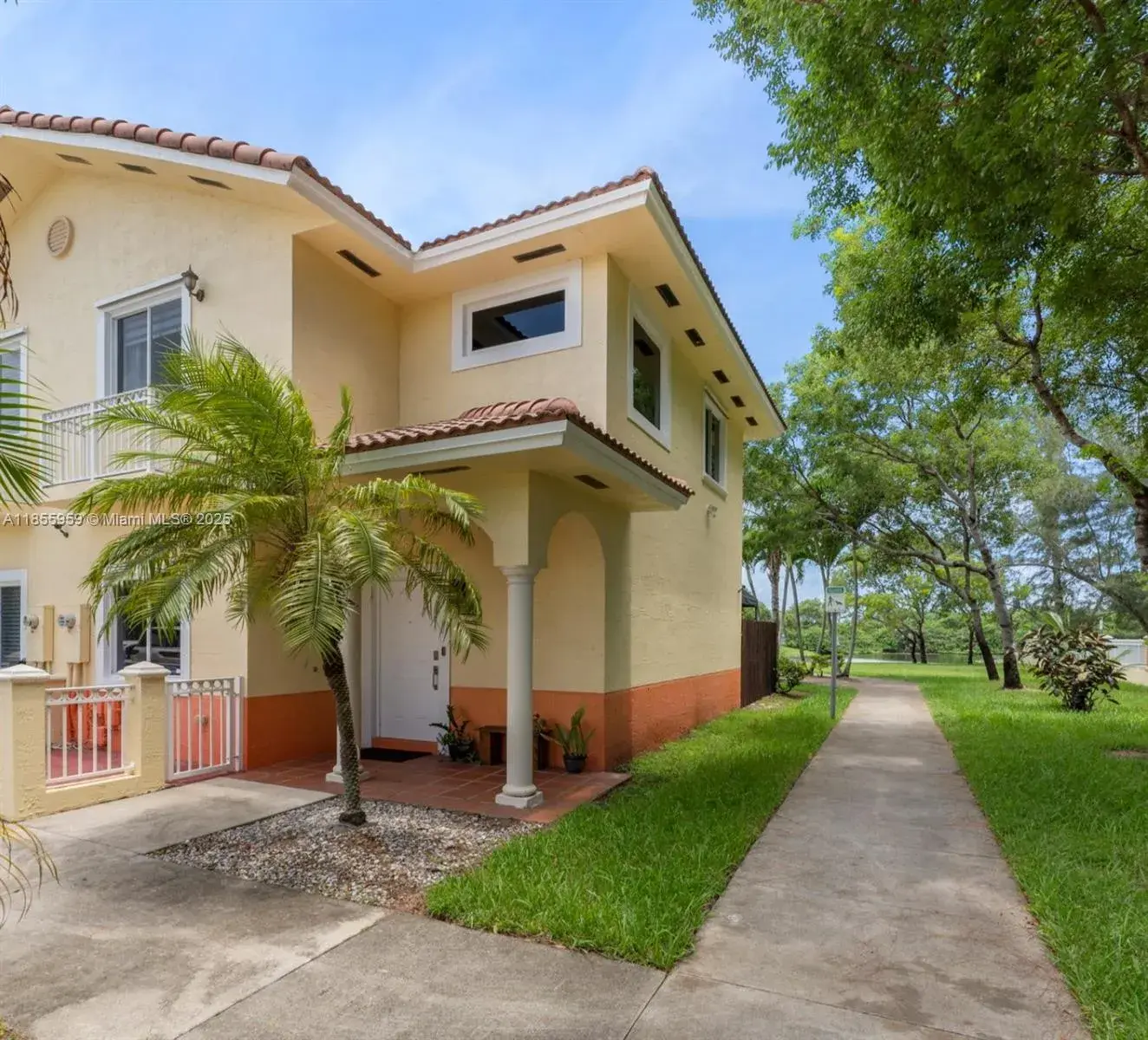 7423 NW 182nd St, Hialeah FL 33015