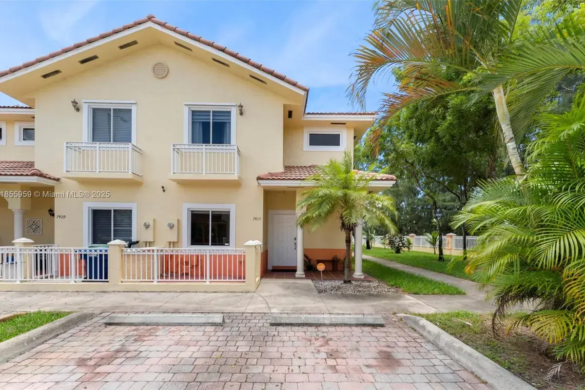 7423 NW 182nd St, Hialeah FL 33015