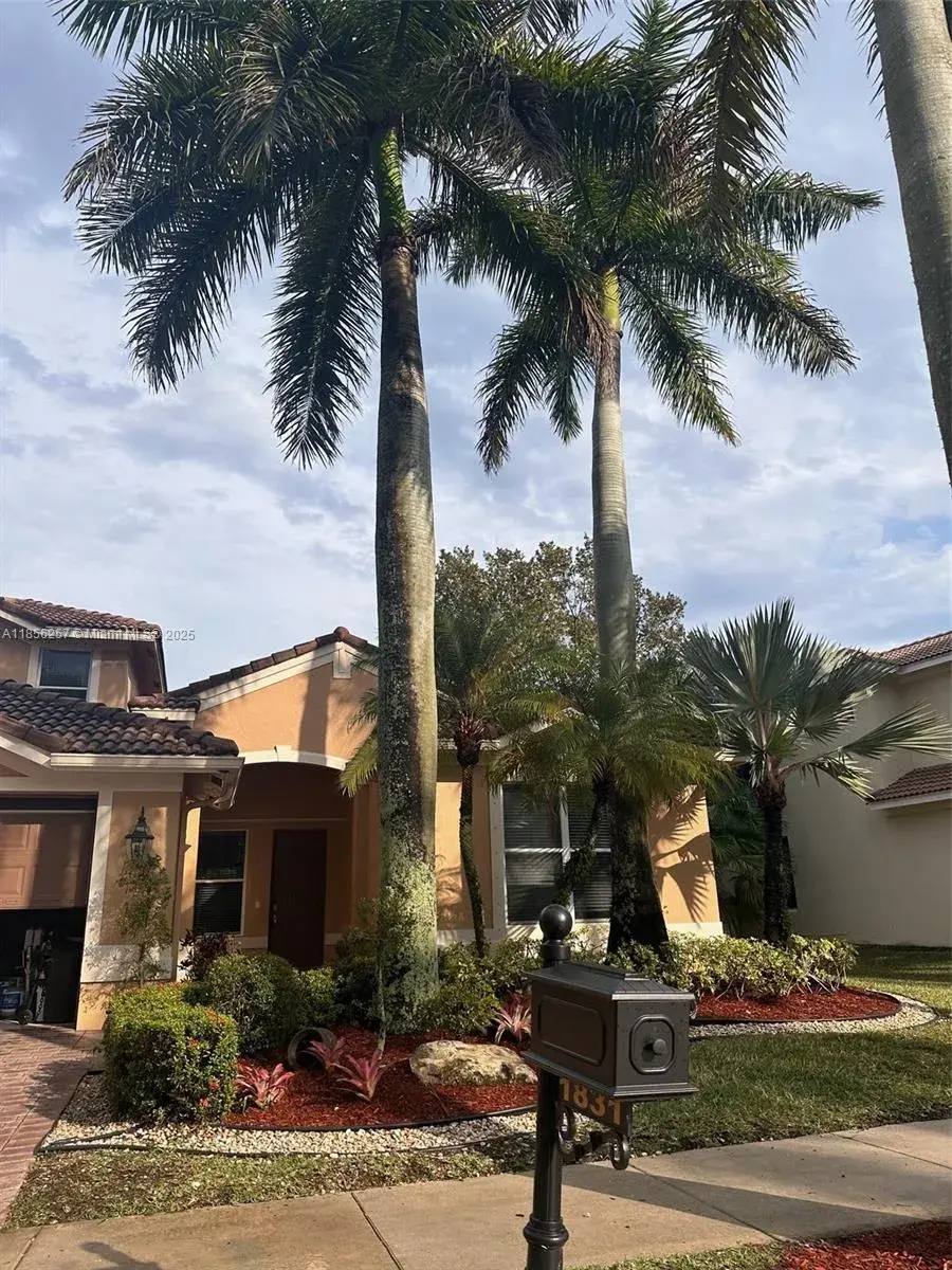 6 bedroom 4 bath Residential for sale at 1831 Mariners Ln, Weston FL 33327