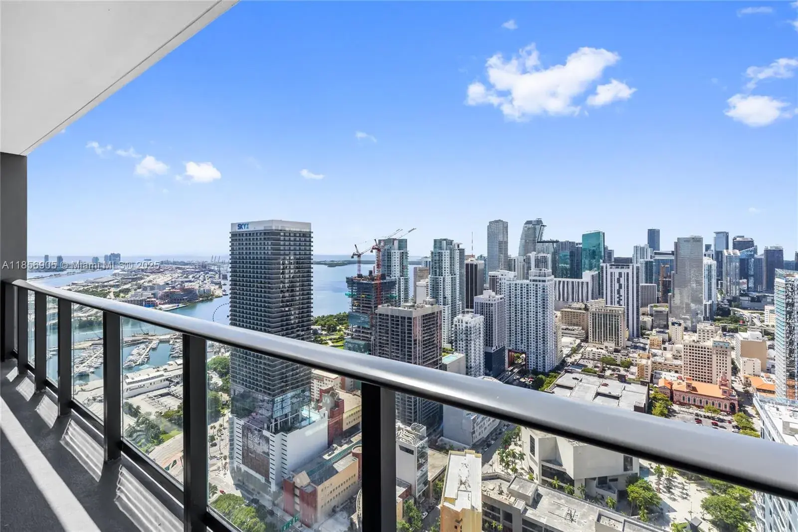 1 bedroom 1 bath Residential for sale at 601 NE 1st Ave # 4607, Miami FL 33132