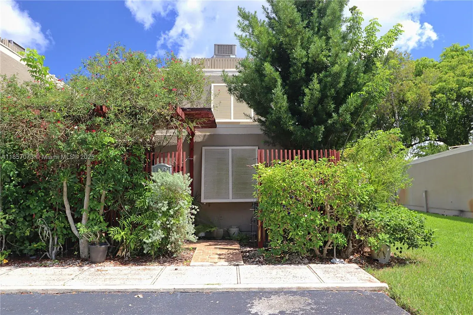 2 bedroom 2 bath Residential for sale at 11060 N Lakeview Dr, Pembroke Pines FL 33026
