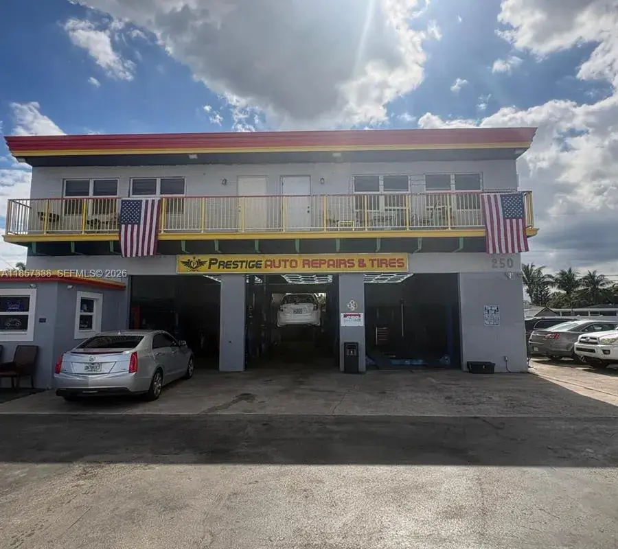 250 NE 44th St, Oakland Park FL 33334