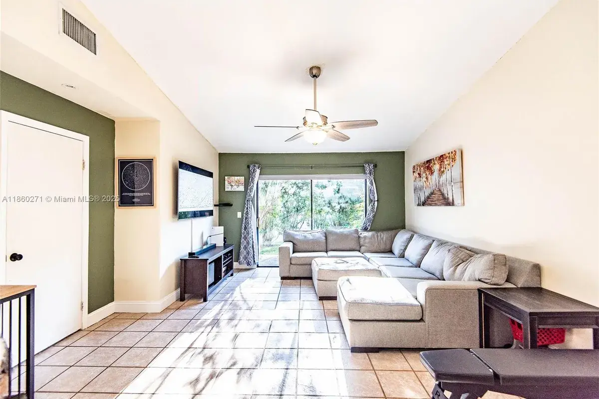 895 SW 120th Way, Davie FL 33325