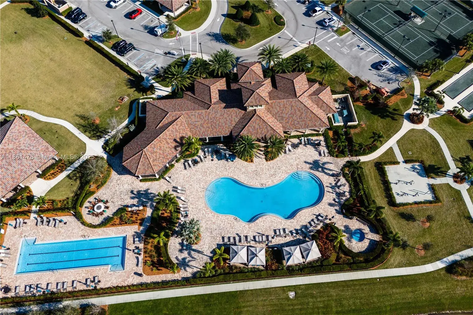 427 SE Vallarta Dr, Port St. Lucie FL 34984