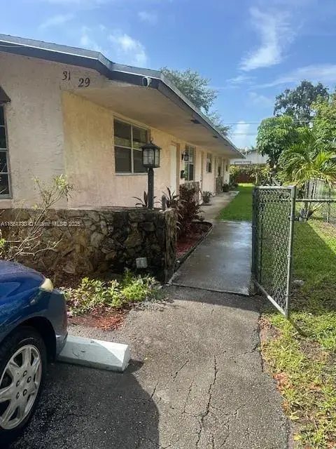 31 SW 8th Ct # 2, Hallandale Beach FL 33009