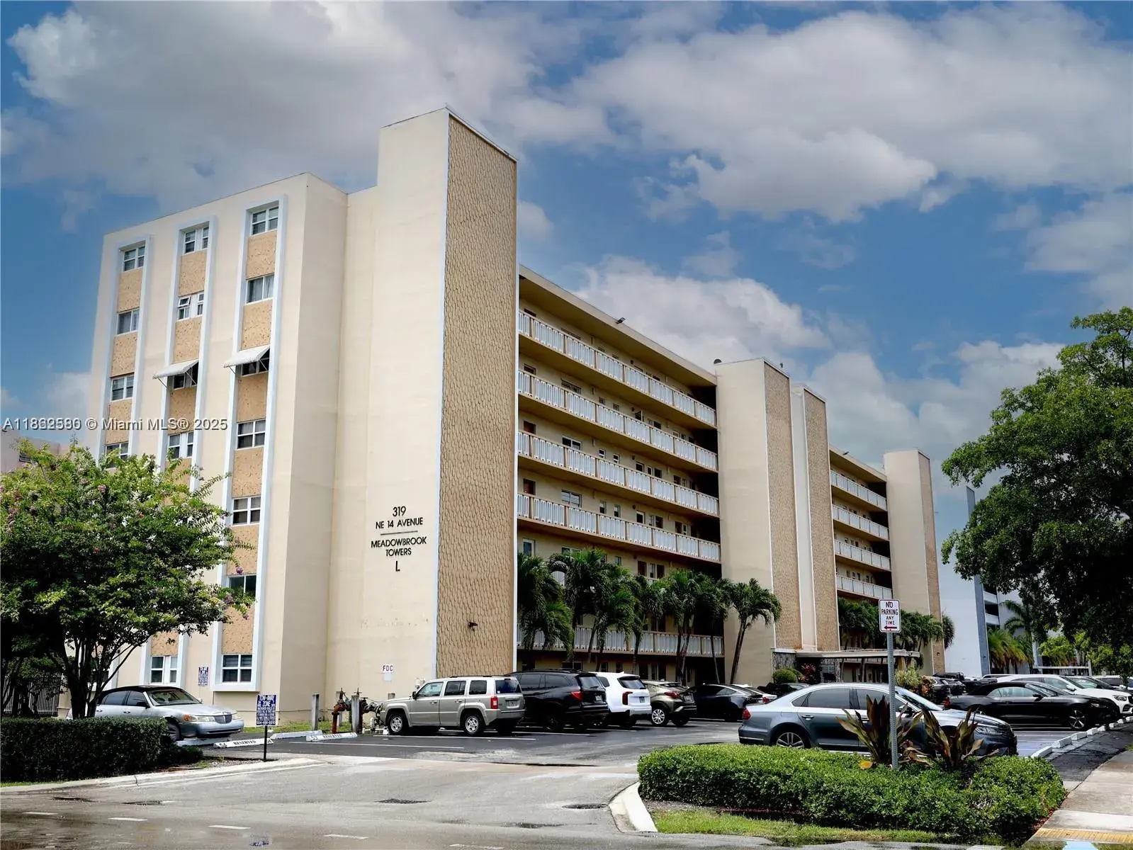 1 bedroom 1 bath Residential for sale at 319 NE 14th Ave # 505, Hallandale Beach FL 33009