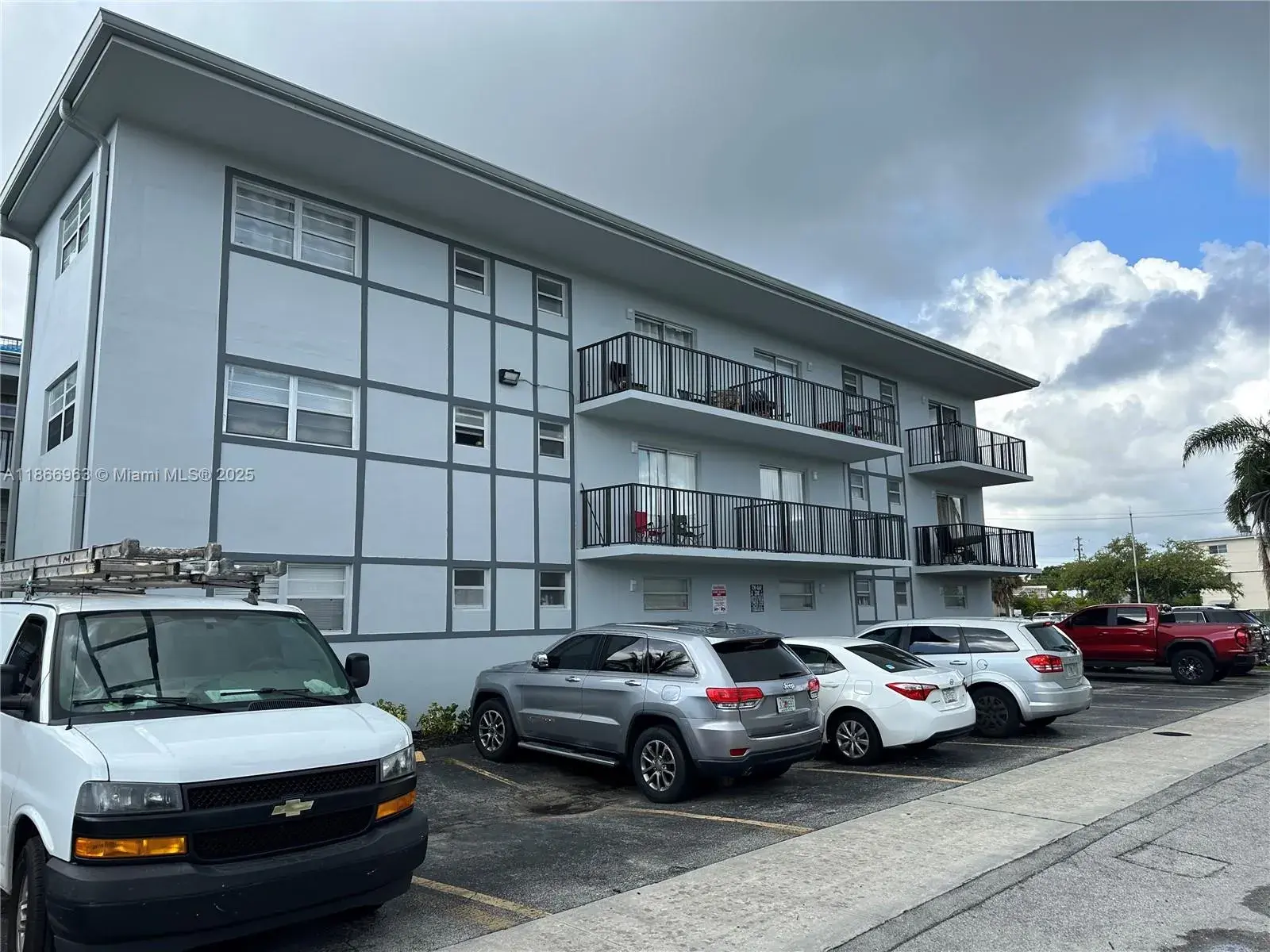 1100 NE 1 # 111, Hallandale Beach FL 33009