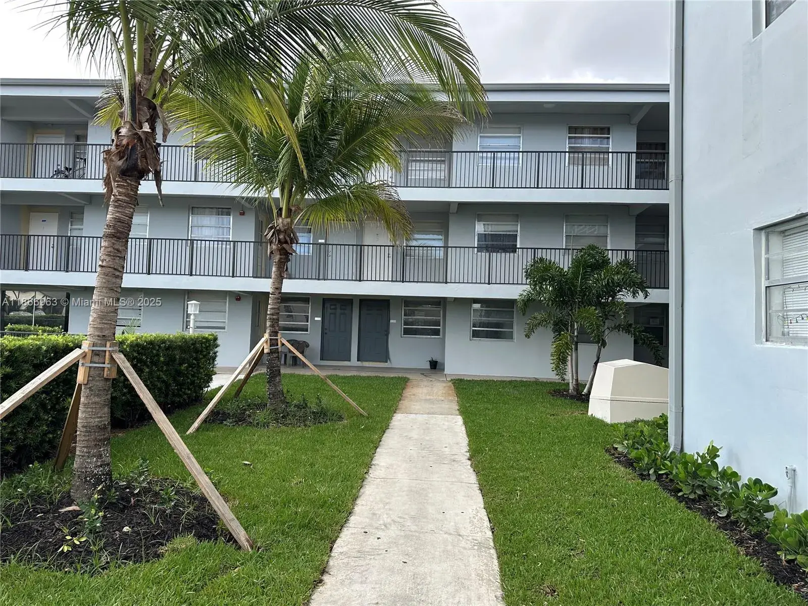 1100 NE 1 # 111, Hallandale Beach FL 33009