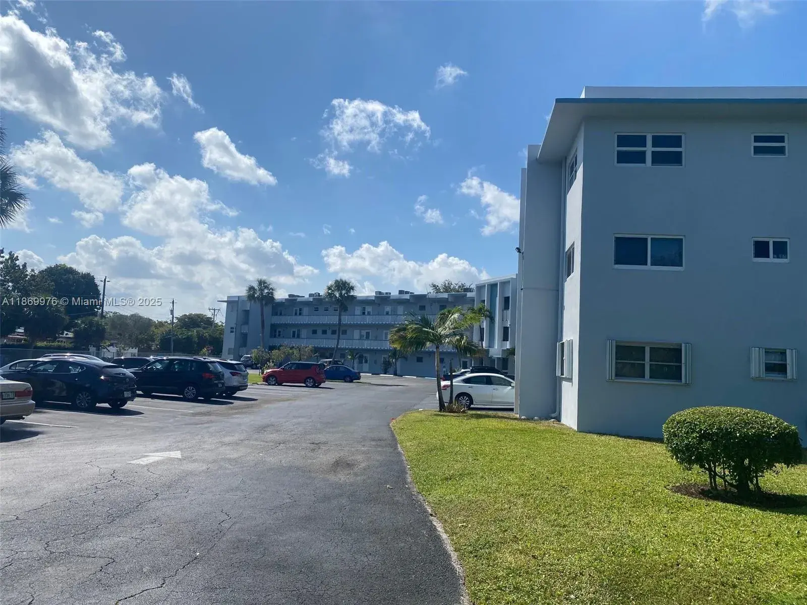 1 bedroom 1 bath Residential for sale at 2223 Park Ln # 205, Hollywood FL 33021