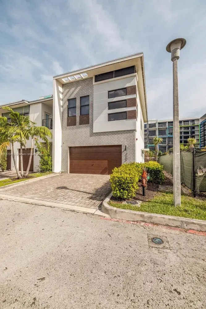 4369 NW 9th St, Plantation FL 33317