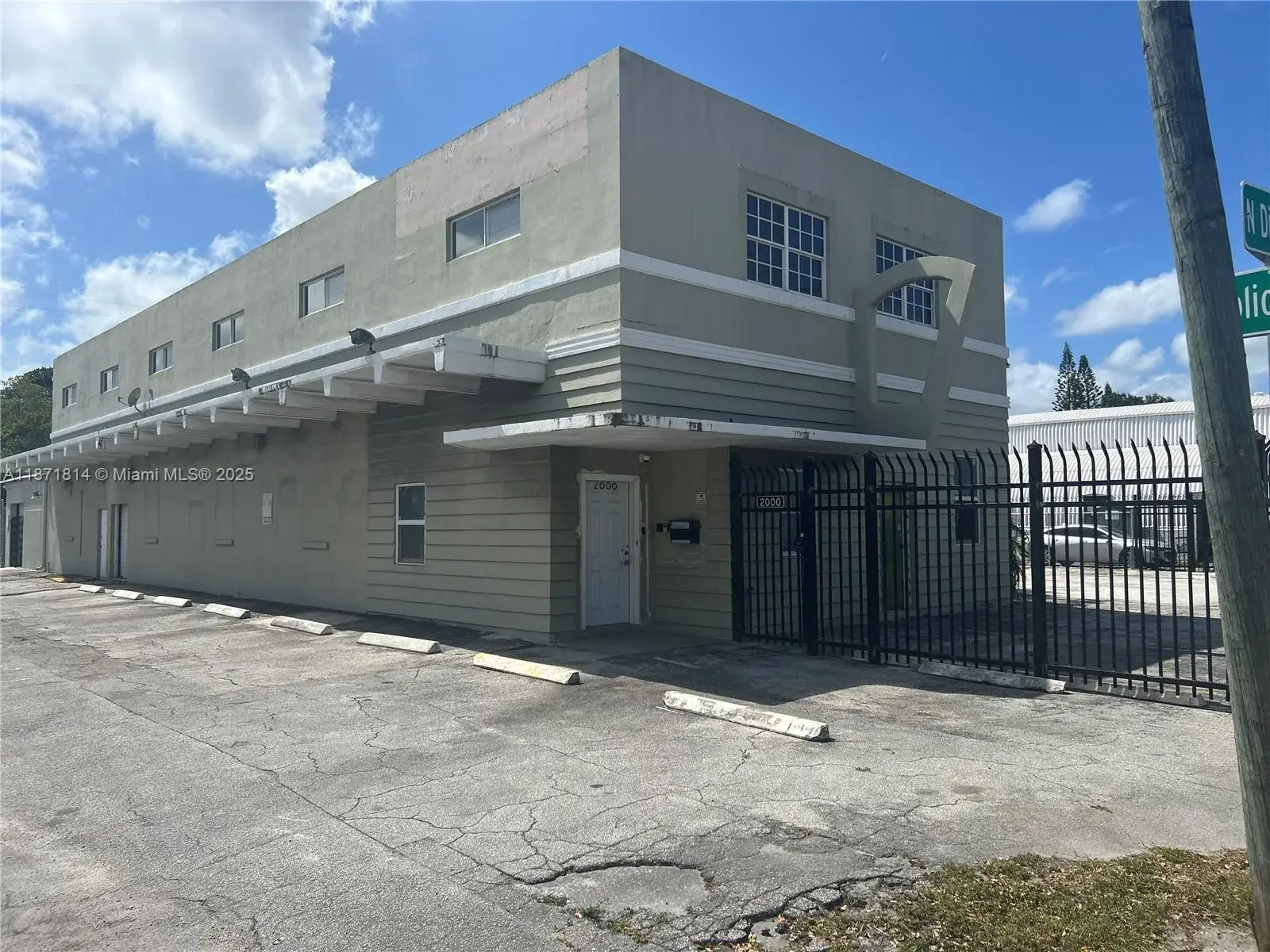 Commercial Sale for sale at 2000 N Dixie Hwy, Hollywood FL 33020
