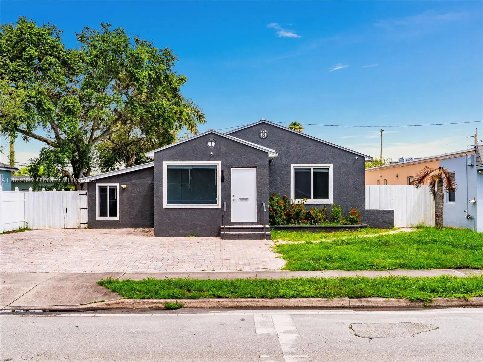 Commercial Sale for sale at 215 SW 17th St, Fort Lauderdale FL 33315
