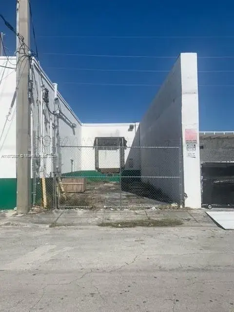 1395 NW 22nd St, Miami FL 33142